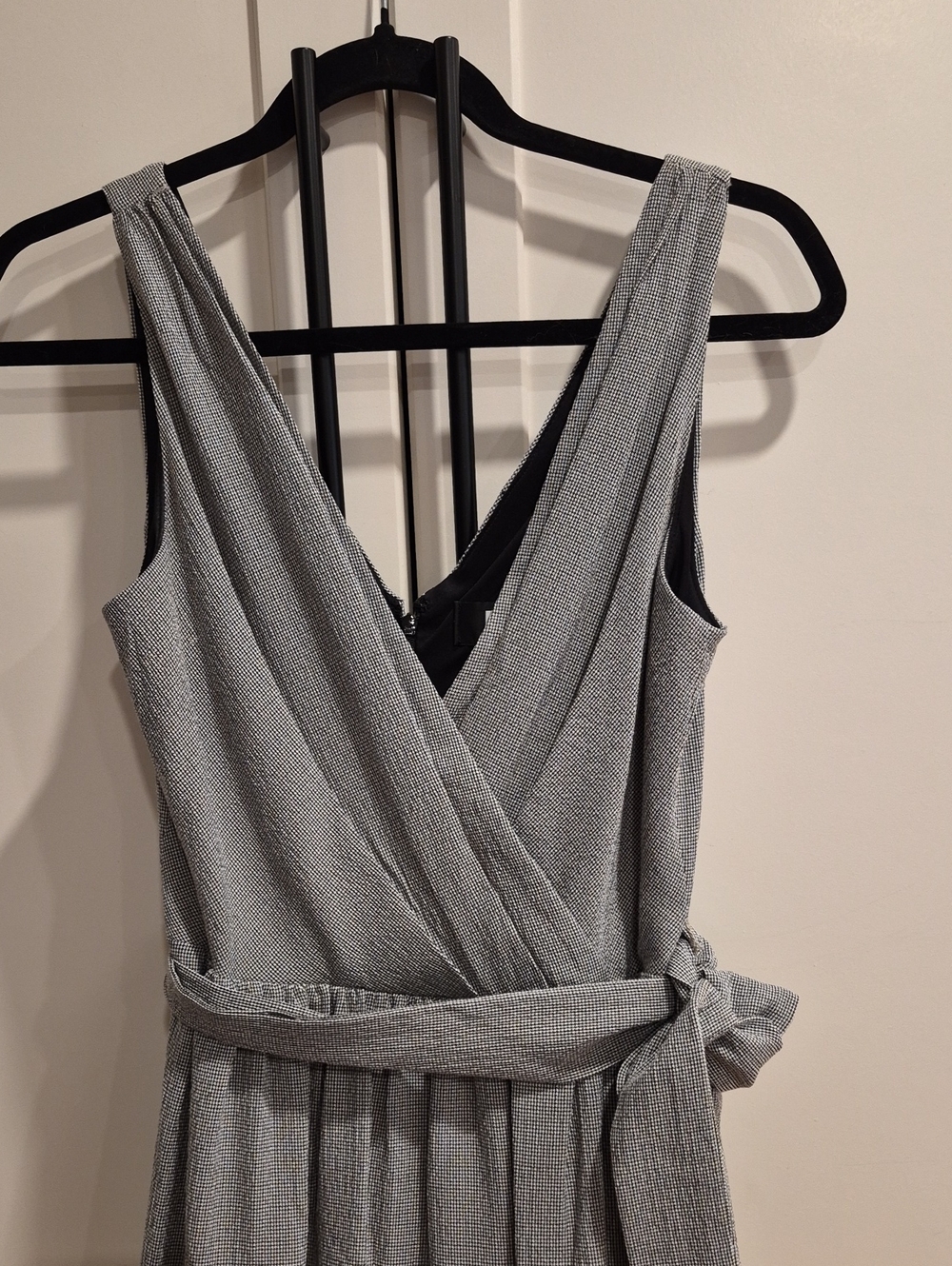 DKNY - NWOT Sleeveless Faux Wrap Midi Dress in Light Gray With Belt Tie - Picture 4 of 5
